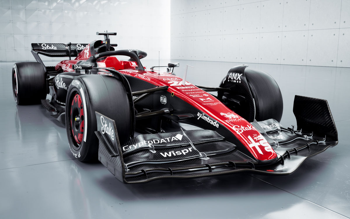 アルファロメオ（ザウバー）の2023年型F1マシン「C43」のショーカーの全景、2023年2月7日 (1)