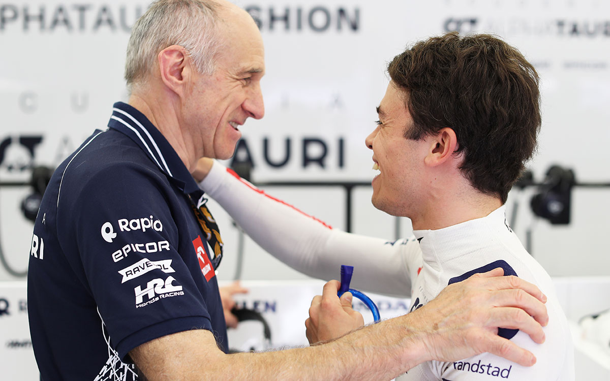 談笑するアルファタウリのフランツ・トスト代表とニック・デ・フリース、2023年2月23日F1プレシーズンテスト