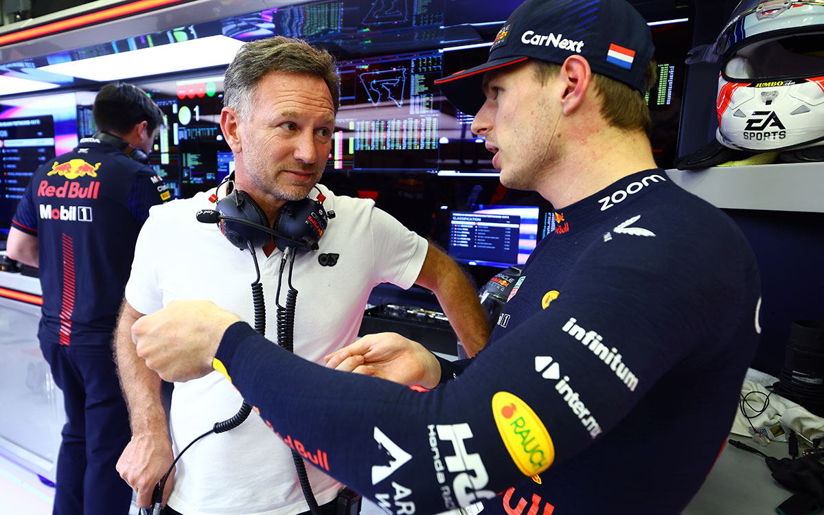 ガレージ内でチーム代表のクリスチャン・ホーナーと話をするマックス・フェルスタッペン（レッドブル）、2023年2月24日F1プレシーズンテスト