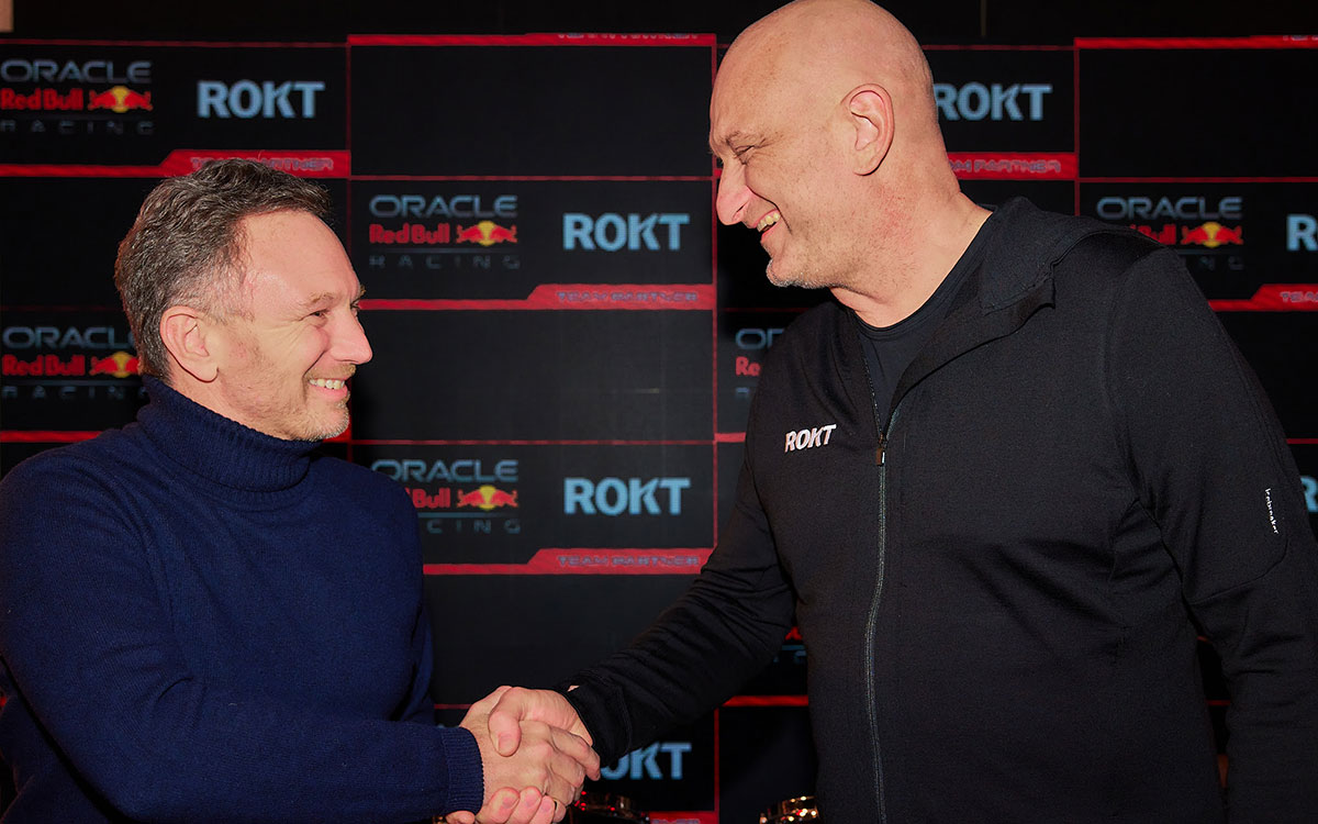 握手を交わすレッドブル・レーシング代表兼CEOのクリスチャン・ホーナーとRokt（ロクト）CEOのるブルース・ブキャナン、2023年