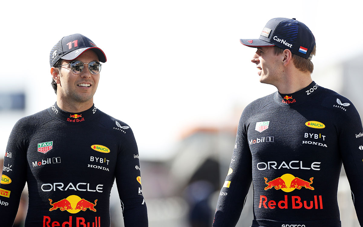 バーレーン・インターナショナル・サーキットのパドックで談笑するレッドブルのセルジオ・ペレスとマックス・フェルスタッペン、2023年2月23日F1プレシーズンテスト