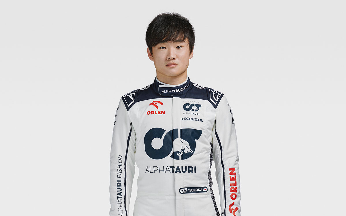 2023年シーズンのレーシングスーツを着用するアルファタウリの角田裕毅