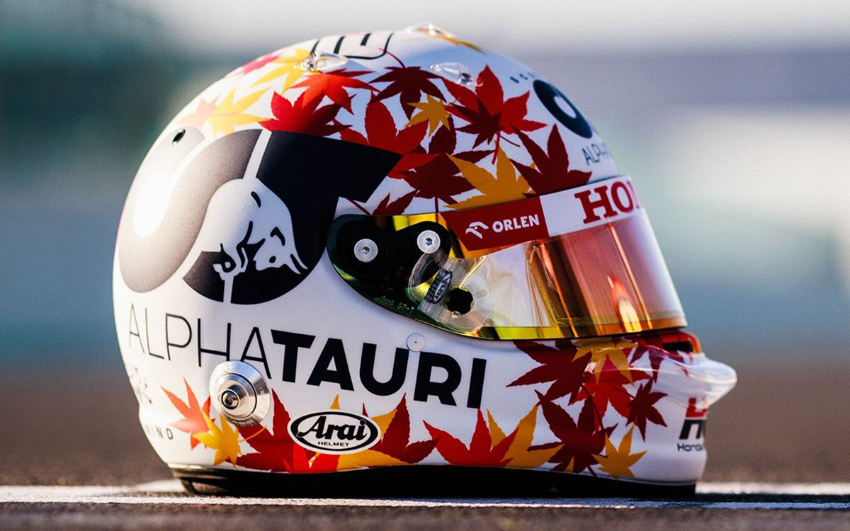 風の神、志那都比古神と楓で彩られた角田裕毅（アルファタウリ）の2023年仕様のレーシングヘルメット (2)