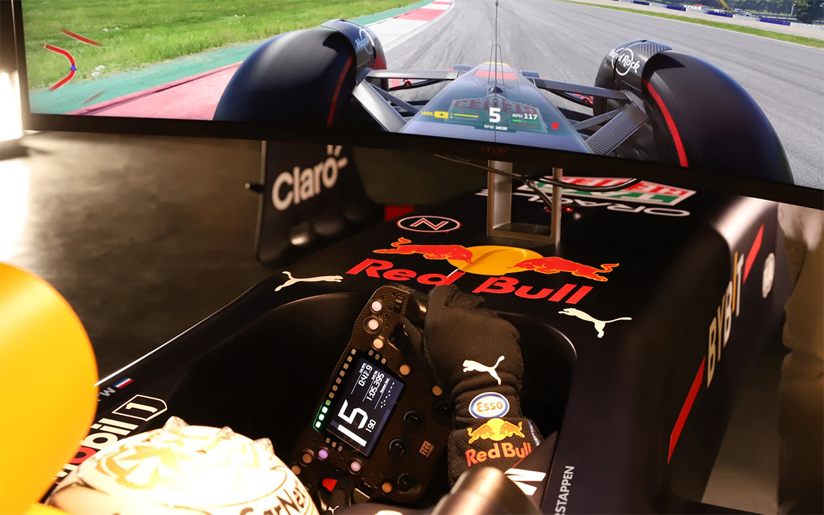 レッドブルの2022年型F1マシン「RB18」を模したシミュレーター「2022 Oracle Red Bull Racing Rb18 Show Car Simulator – Champion Edition」のプレイ風景