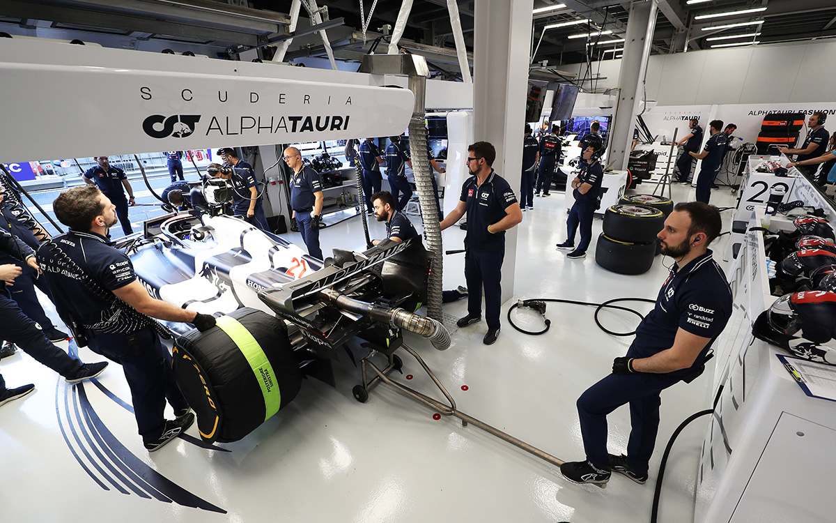 ガレージ内でニック・デ・フリースの21号車AT04の作業に取り組むアルファタウリのメカニック、2023年3月17日F1サウジアラビアGPフリー走行にて