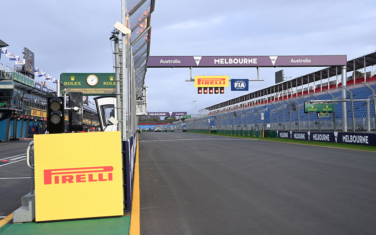 アルバート・パーク・サーキットのピットレーン出口とホームストレート、2023年3月30日F1オーストラリアGP