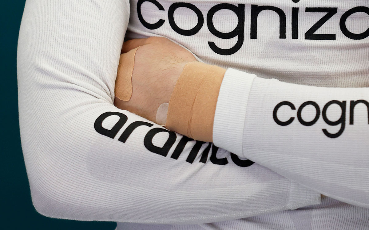 自転車事故で負傷したランス・ストロール（アストンマーチン）の左手首、2023年3月2日F1バーレーンGP
