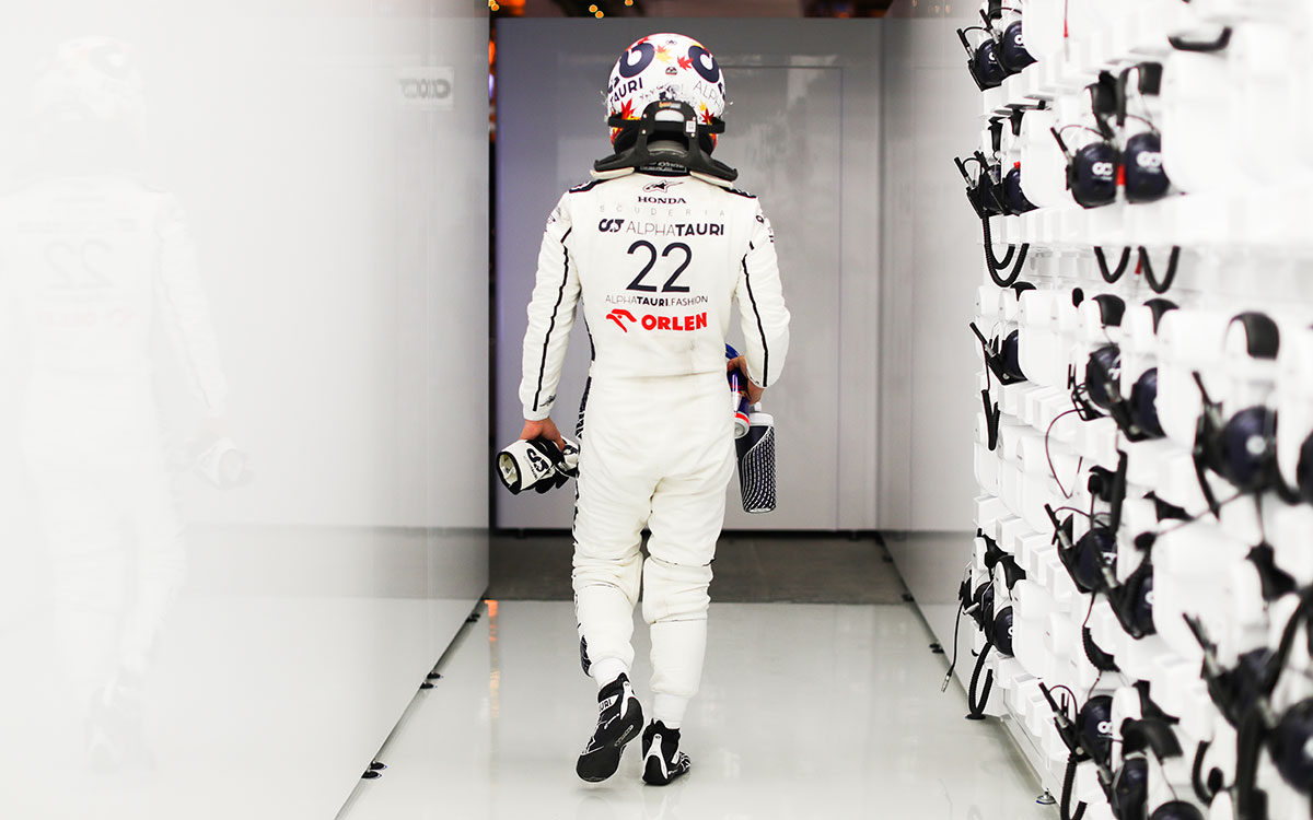 アルファタウリのガレージ内を歩く角田裕毅、2023年3月3日F1バーレーンGP