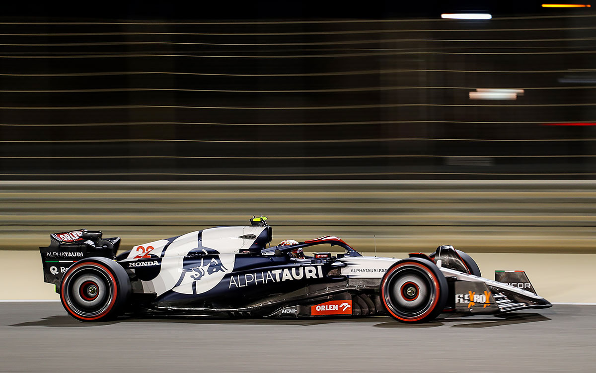 夜のバーレーン・インターナショナル・サーキットでタイム計測に取り組む角田裕毅（アルファタウリ）、2023年3月4日F1バーレーンGP予選