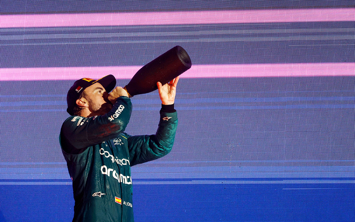 表彰台の上でシャンパン(ローズウォーター)を味わうフェルナンド・アロンソ（アストンマーチン）、2023年3月5日F1バーレーンGP