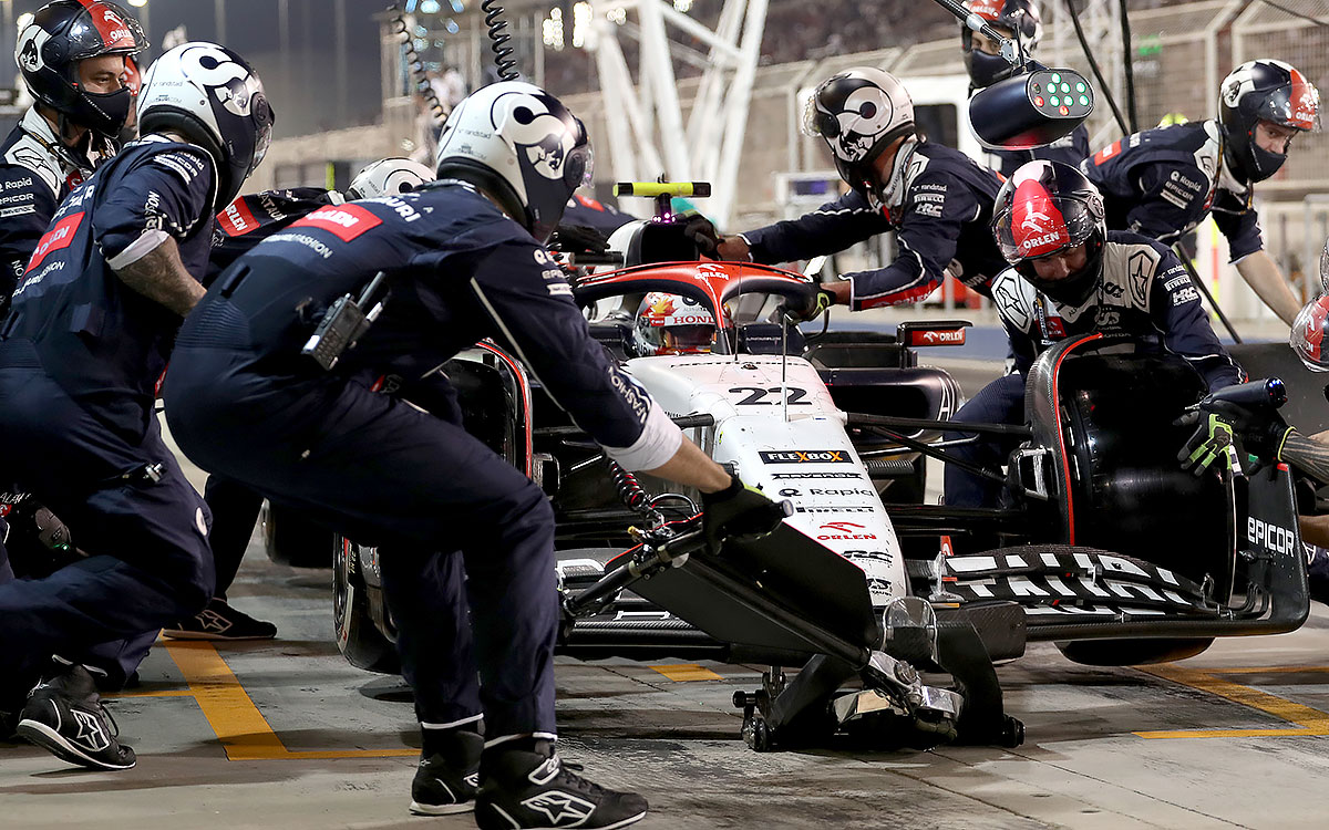 角田裕毅がドライブする22号車AT04のタイヤ交換作業に取り組むアルファタウリのメカニック、2023年3月5日F1バーレーンGP決勝レース