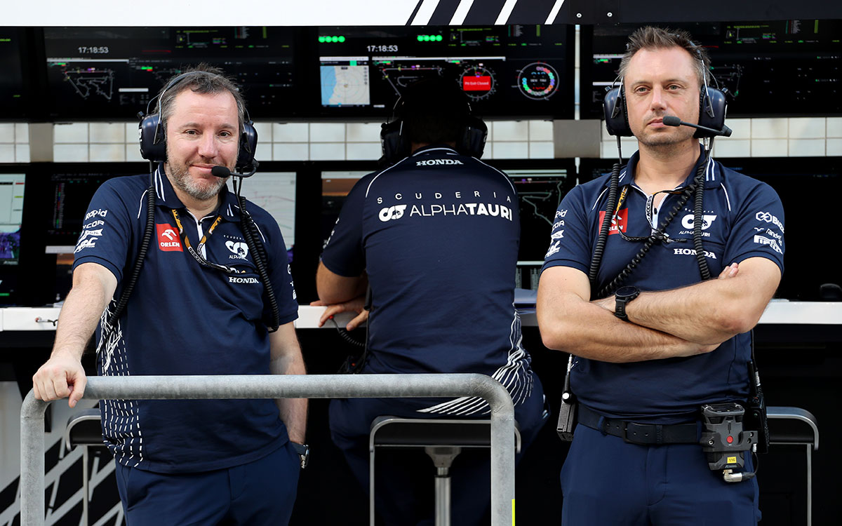 ピットウォールから見守るスクーデリア・アルファタウリのテクニカルディレクター、ジョディ・エギントンとトラックサイド技術責任者のジョナサン・エドルズ、2023年3月5日F1バーレーンGP決勝レースにて