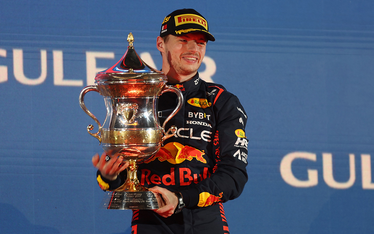 表彰台の上で優勝トロフィーを手に取るマックス・フェルスタッペン（レッドブル）、2023年3月5日F1バーレーンGP