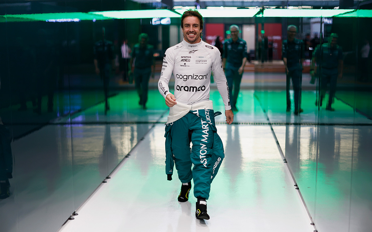 アストンマーチンのガレージ内を笑顔で歩くフェルナンド・アロンソ、2023年3月17日F1サウジアラビアGP