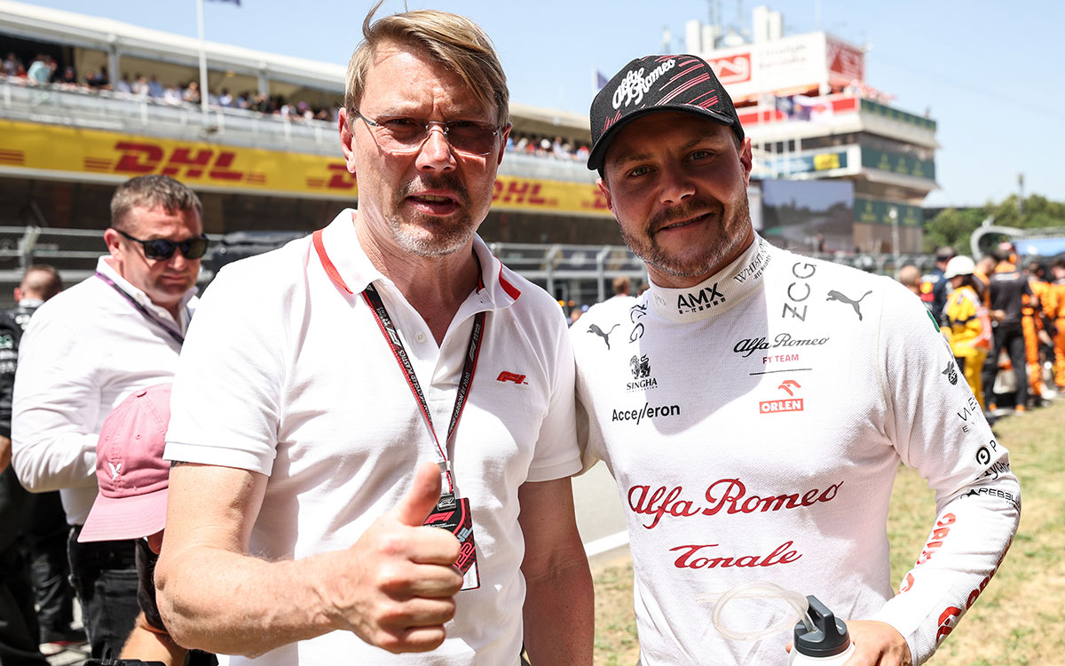 アルファロメオのバルテリ・ボッタスとミカ・ハッキネン、2022年5月22日FIA-F1世界選手権第6戦スペインGPにて