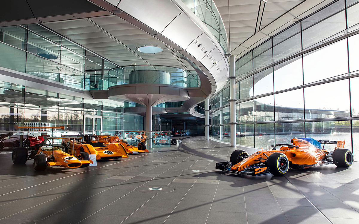 マクラーレン・テクノロジー・センターのエントランスホールに置かれたF1マシンを含む歴代のレースカー、2022年6月10日