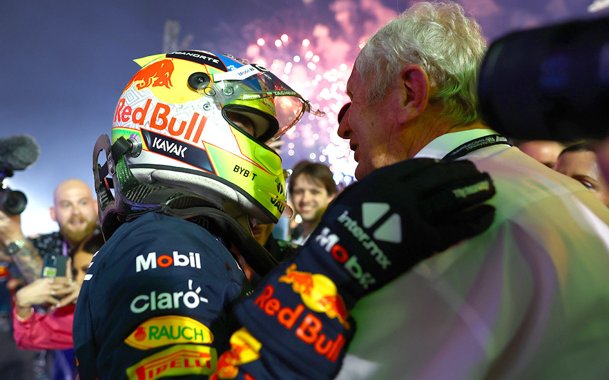 2位フィニッシュを果たしたセルジオ・ペレスを祝うレッドブルのモータースポーツ・アドバイザーを務めるヘルムート・マルコ、2023年3月5日F1バーレーンGP