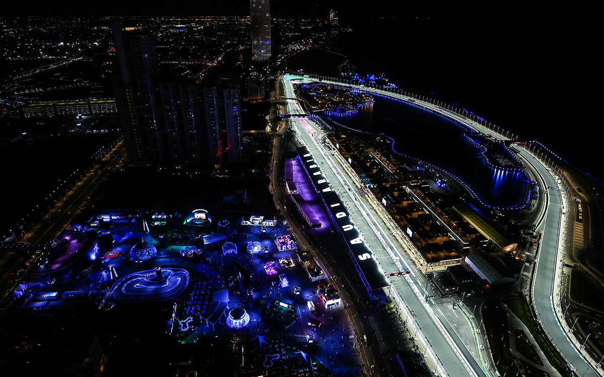 闇夜に浮かぶジェッダ市街地コース、2023年3月17日F1サウジアラビアGP FP2