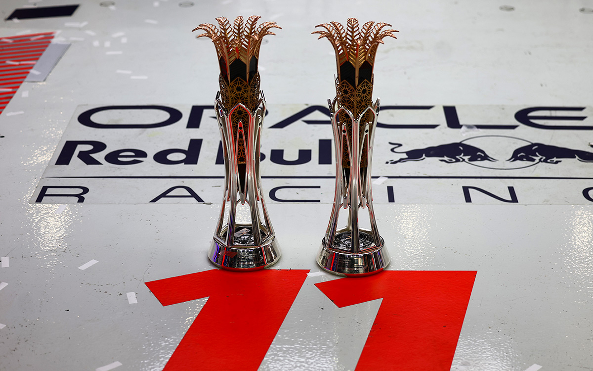 セルジオ・ペレスの優勝トロフィーとコンストラクター・トロフィー、2023年3月19日F1サウジアラビアGP