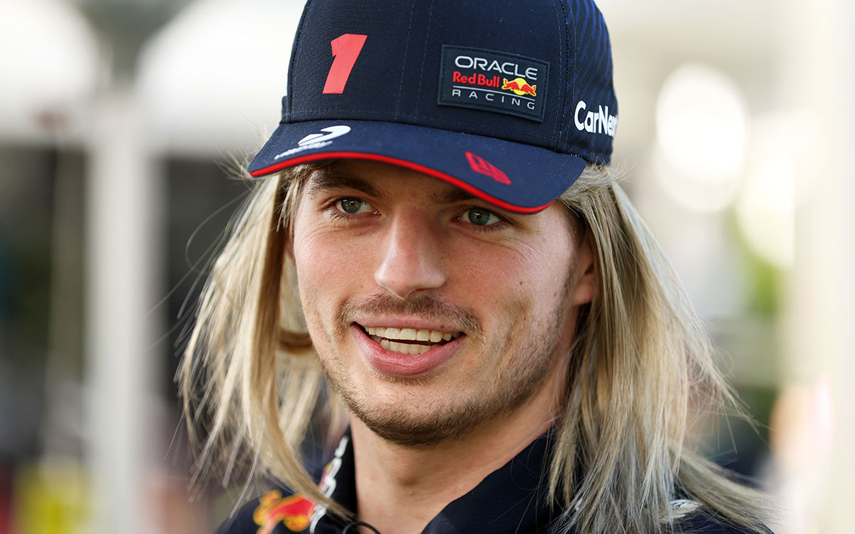アルバート・パーク・サーキットのパドックで金髪のかつらを被るマックス・フェルスタッペン（レッドブルレーシング）、2023年3月30日F1オーストラリアGPにて