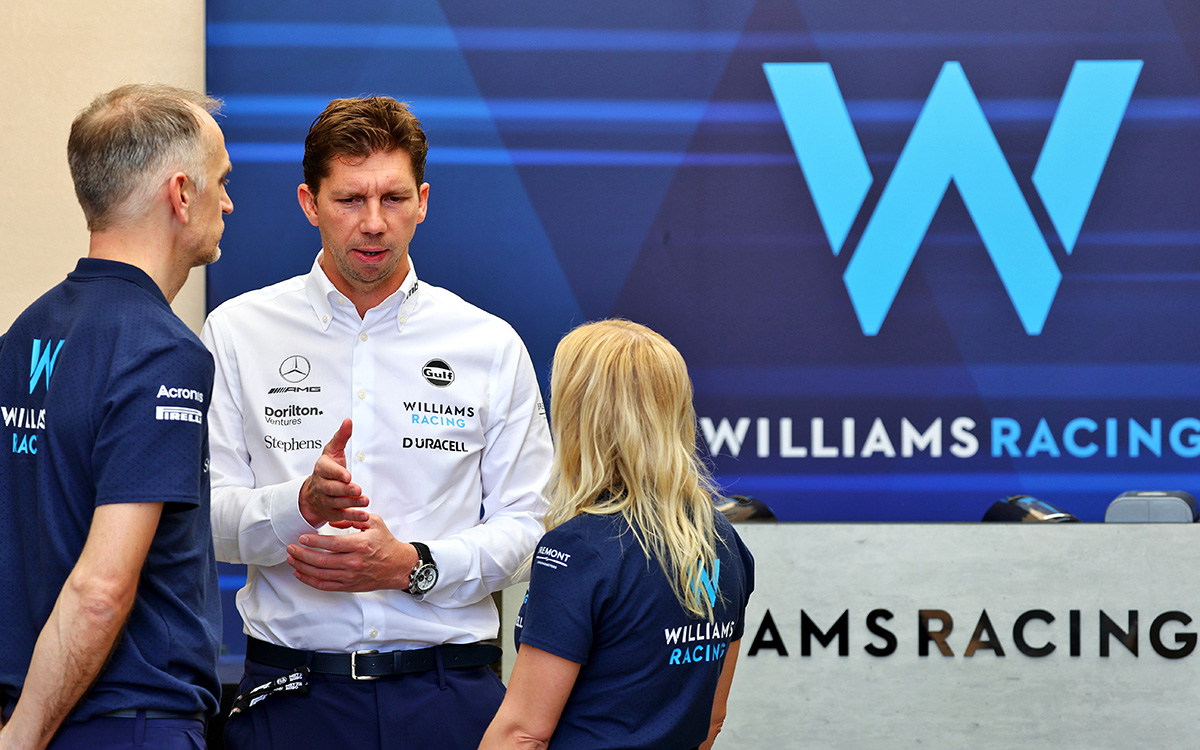 スタッフと話すウィリアムズのチーム代表を務めるジェームズ・ヴァウルズ、2023年3月2日F1バーレーンGP