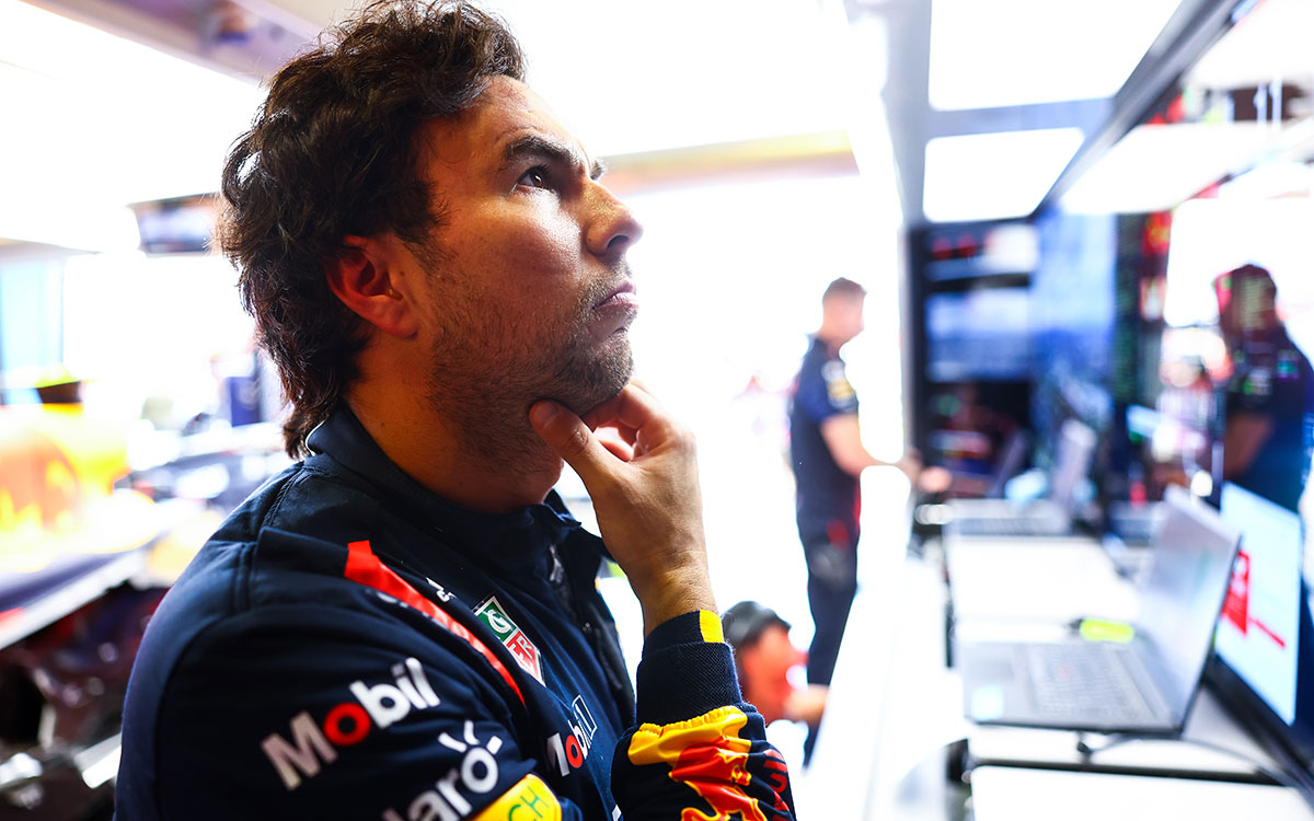 ガレージ内でモニターを見つめるセルジオ・ペレス（レッドブル）、2023年3月31日F1オーストラリアGP