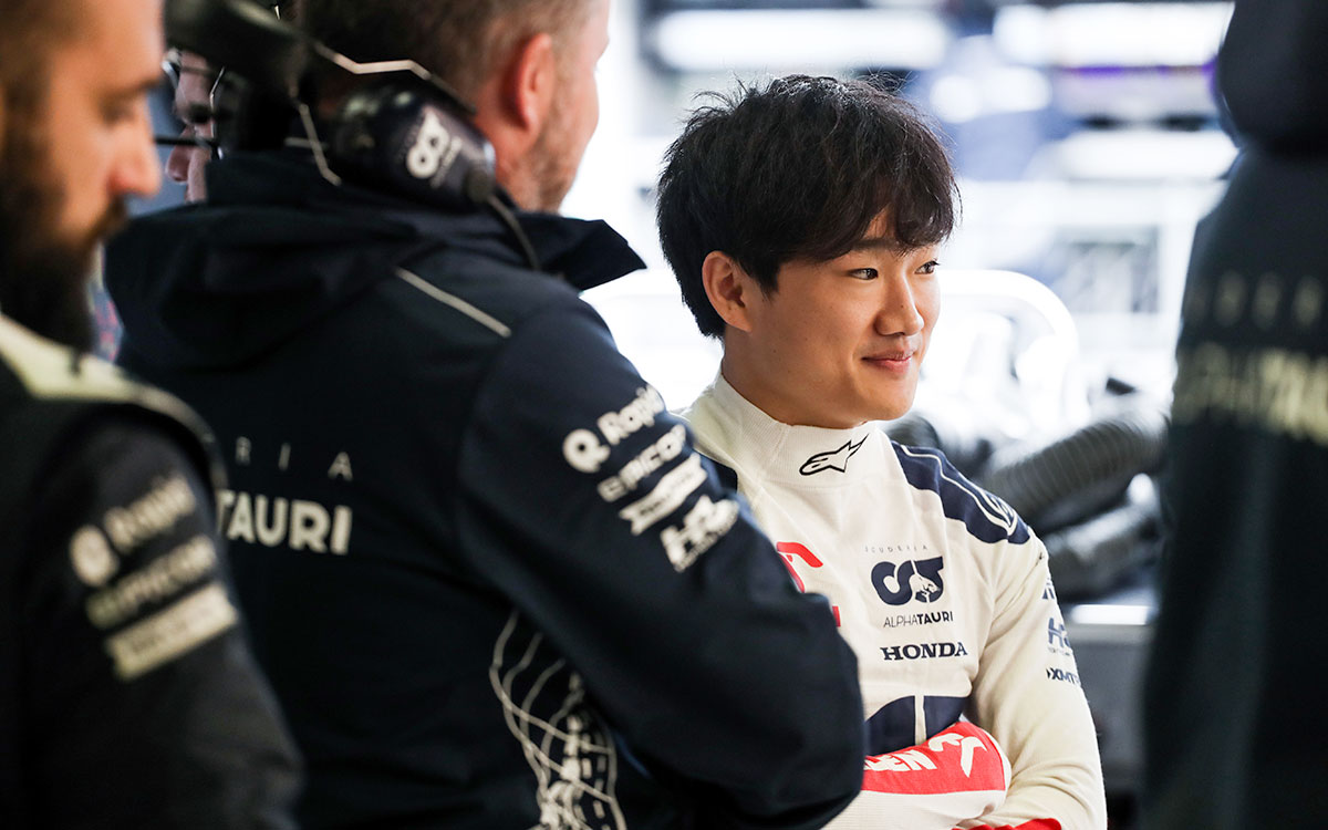 ガレージ内で笑顔を見せる角田裕毅（アルファタウリ）、2023年3月31日F1オーストラリアGP