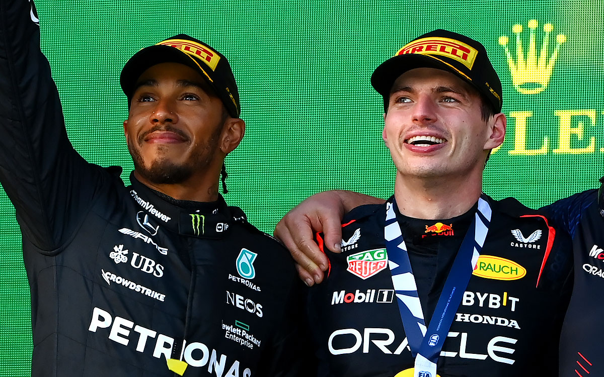 笑顔を見せる2位ルイス・ハミルトン（メルセデス）と優勝マックス・フェルスタッペン（レッドブル）、2023年4月2日F1オーストラリアGP