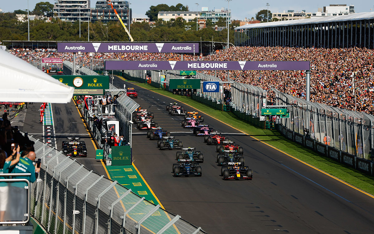 スタート直後のホームストレートとピットレーンの様子、2023年4月2日F1オーストラリアGP決勝レース