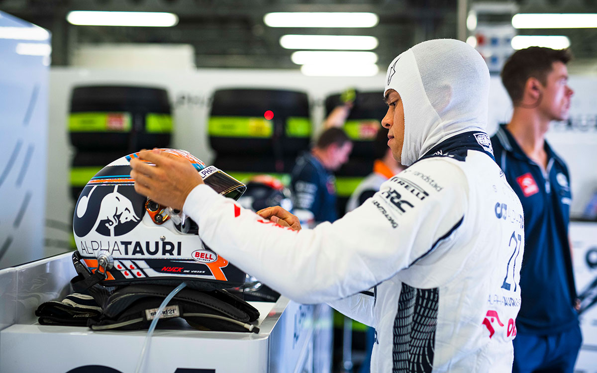 セッションに向けてガレージ内でヘルメットを手に取るニック・デ・フリース（アルファタウリ）、2023年4月28日F1アゼルバイジャンGP