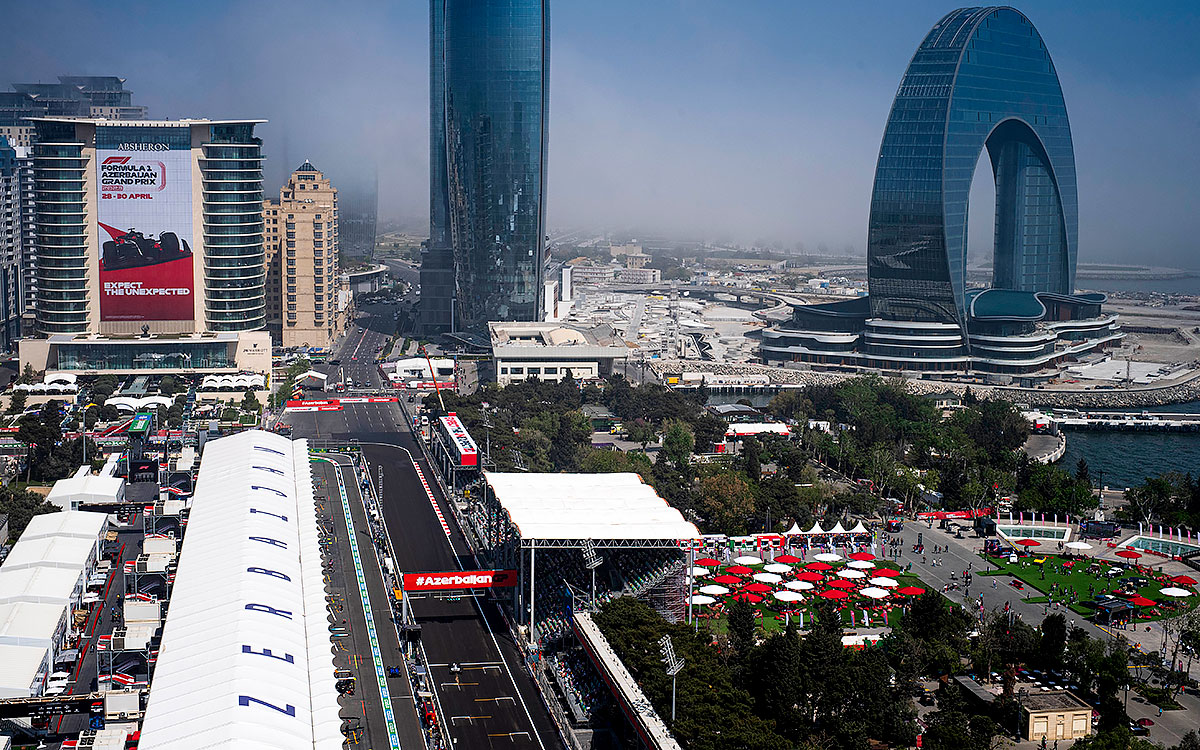 バクー市街地コースのホームストレート付近の空撮画像、2023年4月28日F1アゼルバイジャンGPにて