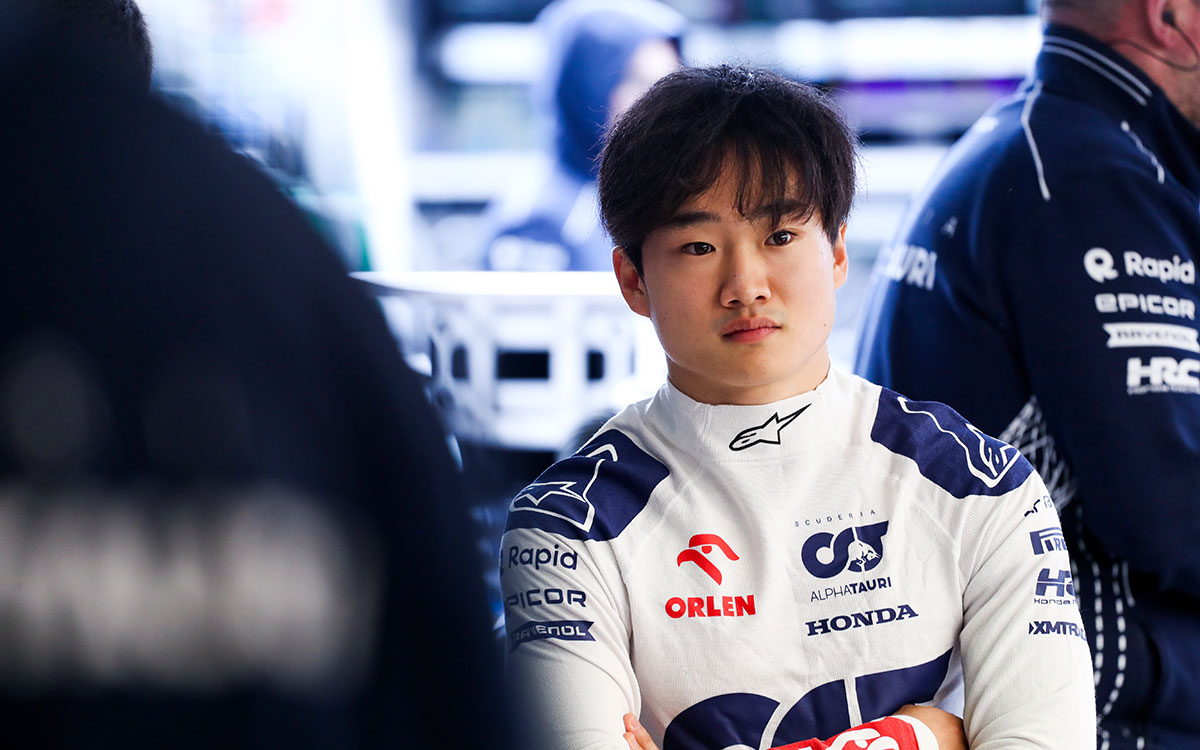 ガレージ内で腕を組む角田裕毅（アルファタウリ）、2023年4月1日F1オーストラリアGP予選にて