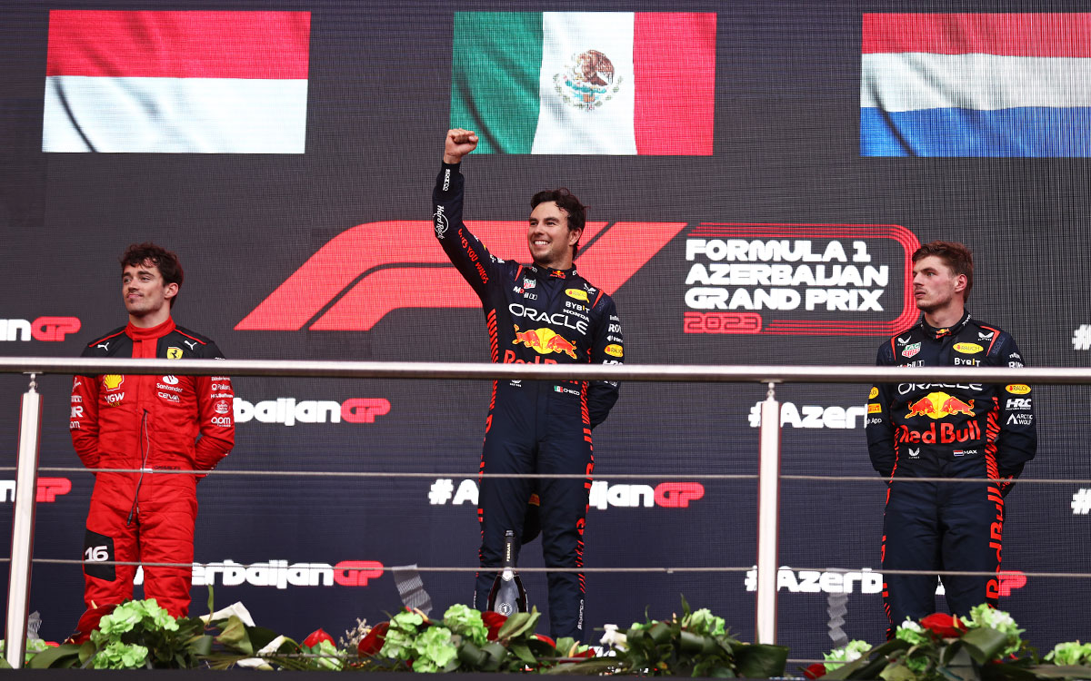 表彰台に立つ3位シャルル・ルクレール（フェラーリ）、優勝セルジオ・ペレス（レッドブル）、2位マックス・フェルスタッペン（レッドブル）、2023年4月30日F1アゼルバイジャンGP決勝レース