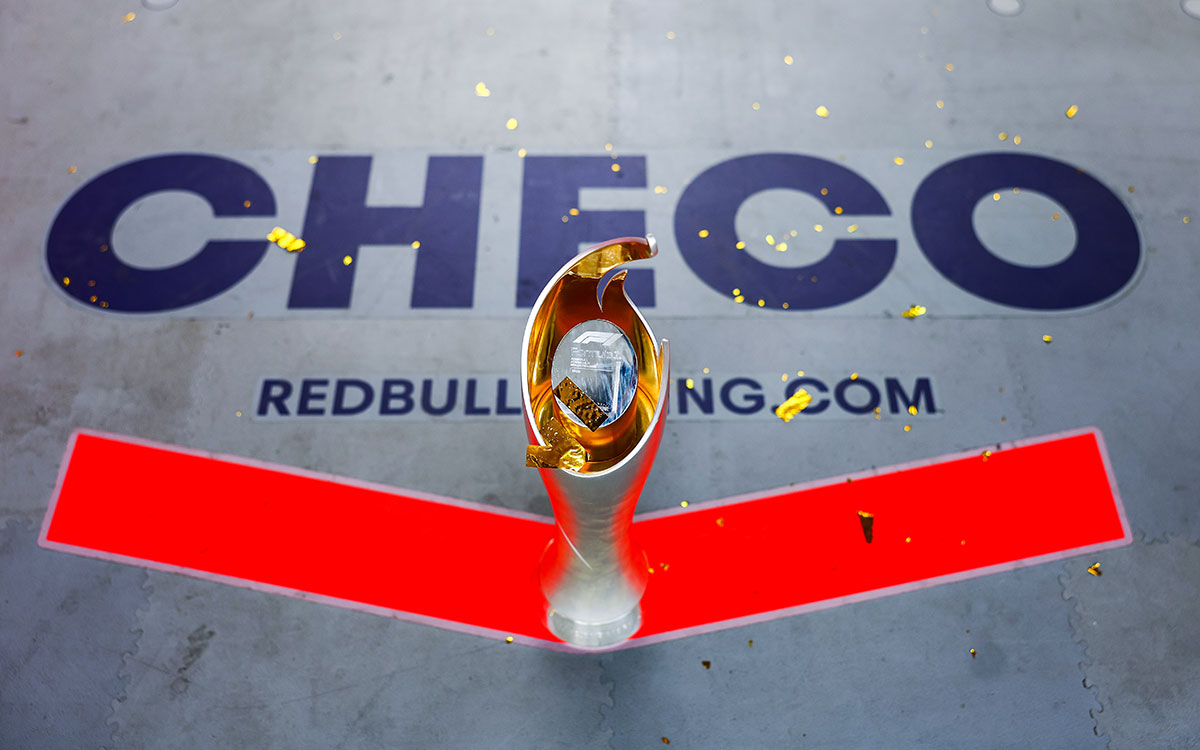 セルジオ・ペレス（レッドブル）が持ち帰ったF1アゼルバイジャンGPの優勝トロフィー、2023年4月30日