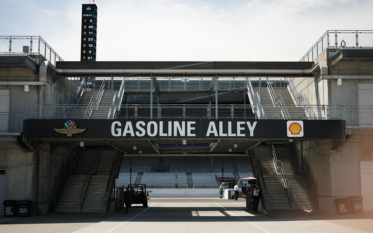 インディアナポリス・モーター・スピードウェイのガレージエリア、通称ガソリン・アレイ、2023年4月20日のインディ500オープンテストにて