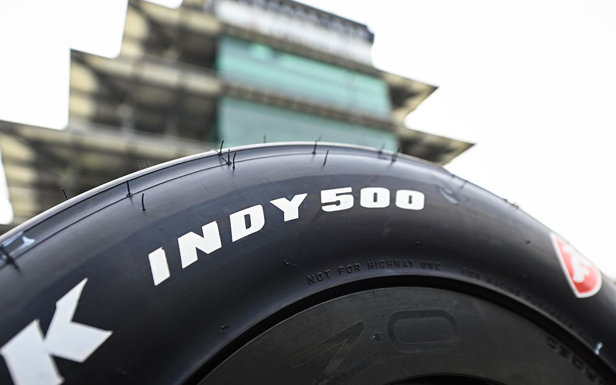 インディ500の文字が白色でペイントされたファイアストン製タイヤ、2023年4月20日のインディ500オープンテストにて