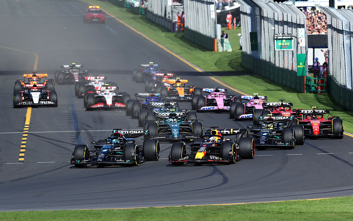 F1オーストラリアGP決勝レースのスタート直後のターン1の様子、2023年4月2日アルバート・パーク・サーキットにて