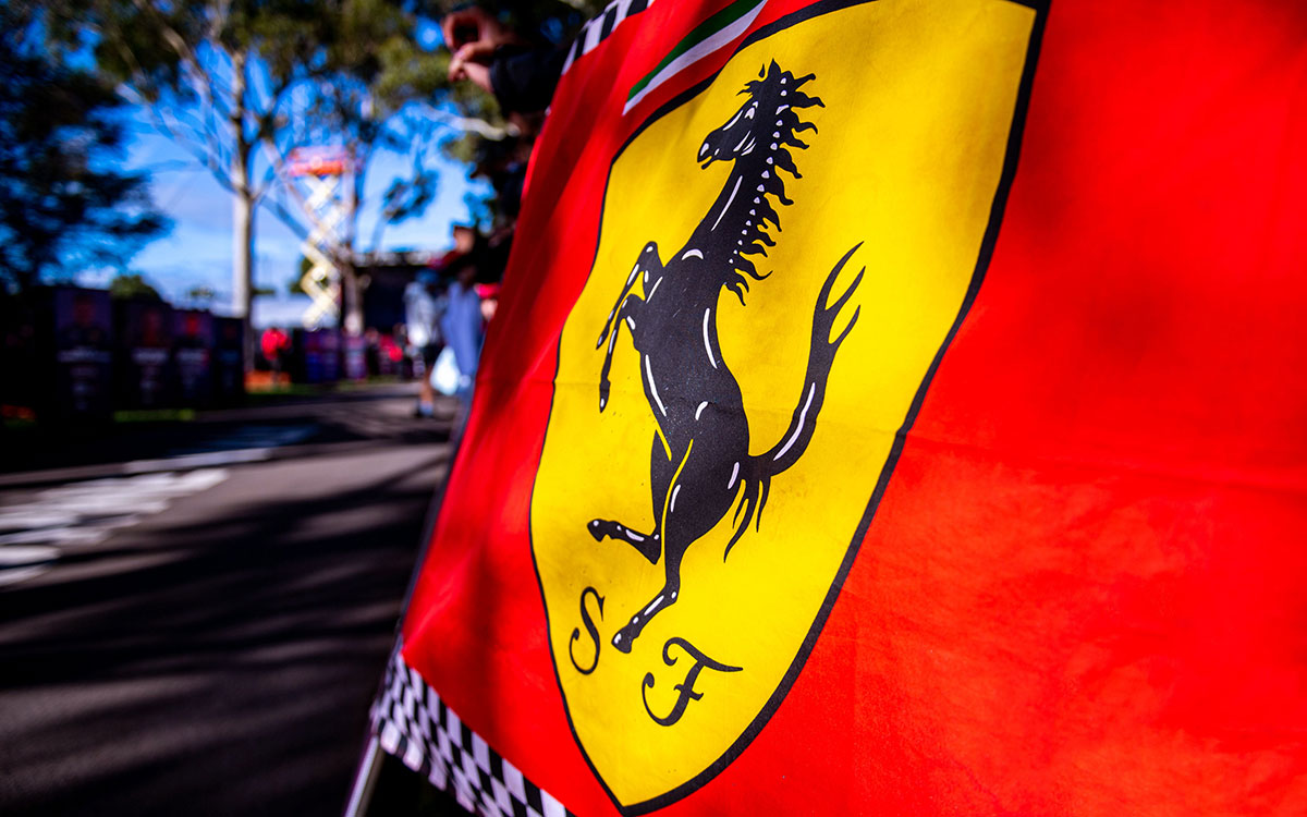 スクーデリア・フェラーリのロゴが描かれた旗、2023年3月30日F1オーストラリアGP