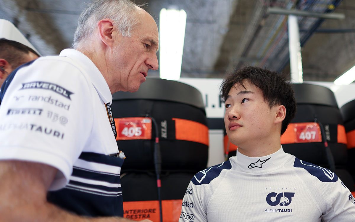 ガレージでスクーデリア・あrアルファタウリのフランツ・トスト代表と話す角田裕毅、2022年10月22日F1アメリカGP予選にて