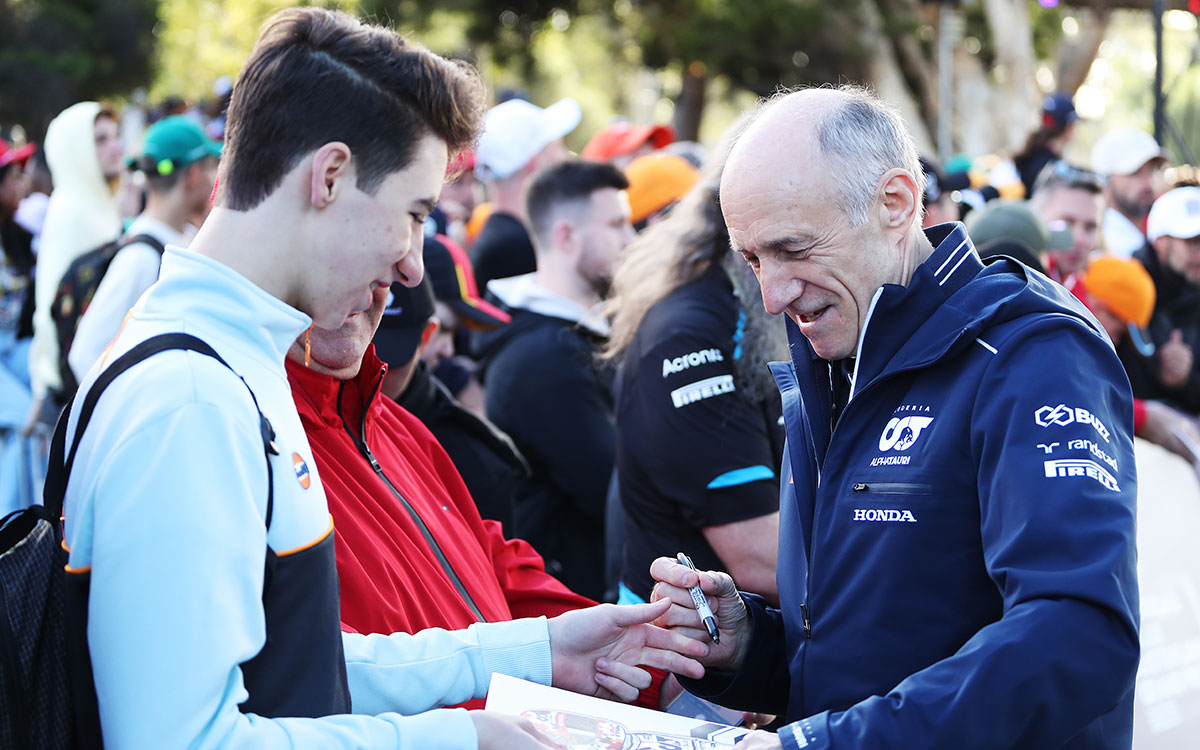 ファンの求めに応じてサインするスクーデリア・アルファタウリのフランツ・トスト代表、2023年4月1日F1オーストラリアGP