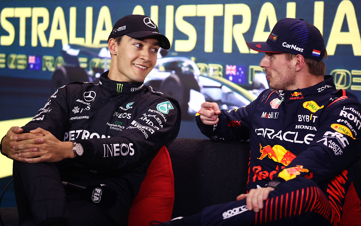 プレスカンファレンスで談笑する予選2番手ジョージ・ラッセル（メルセデス）とポールのマックス・フェルスタッペン（レッドブル）、2023年4月1日F1オーストラリアGP