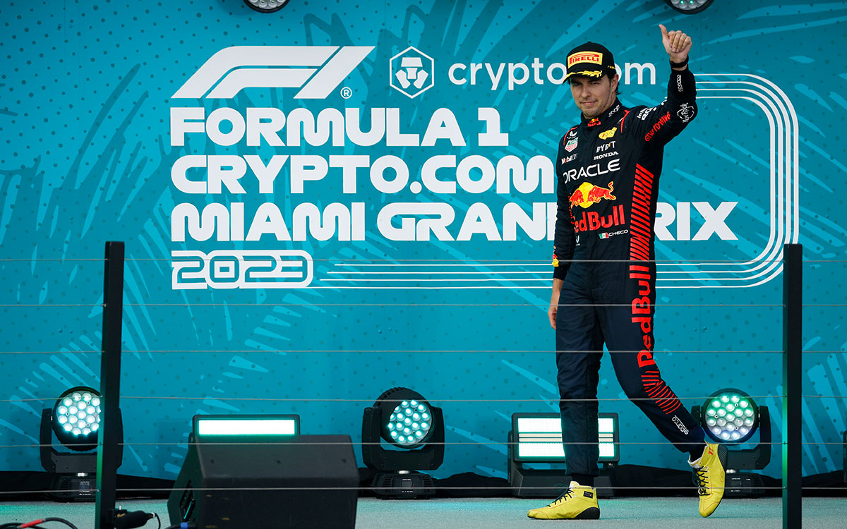 2位表彰台に上がるセルジオ・ペレス（レッドブル）、2023年5月7日F1マイアミGP決勝レース