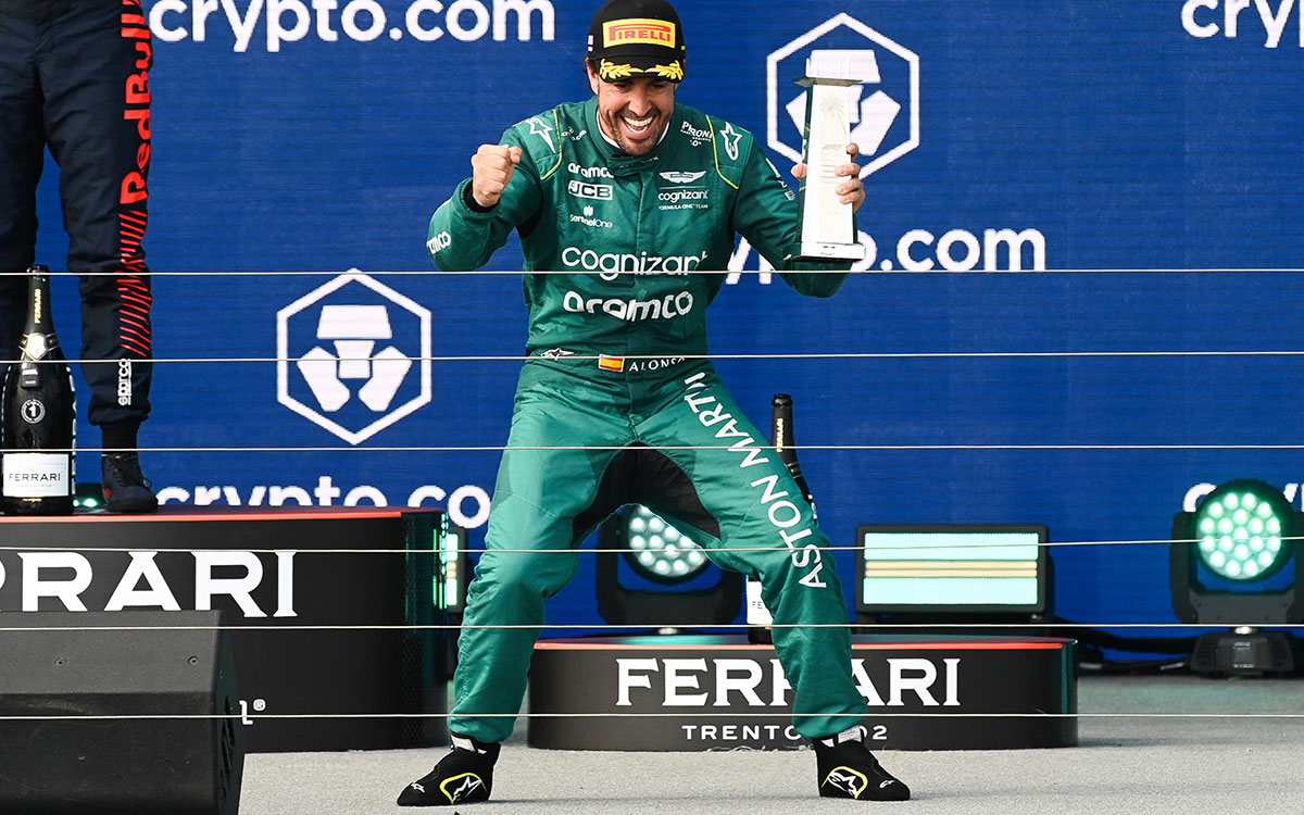 3位トロフィーを手に表彰台の上でガッツポーズを取るフェルナンド・アロンソ（アストンマーチン）、2023年5月8日F1マイアミGP