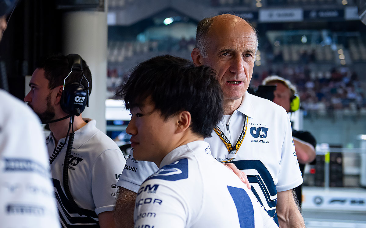 スクーデリア・アルファタウリのフランツ・トスト代表と角田裕毅、2022年11月19日F1アブダビGPにて