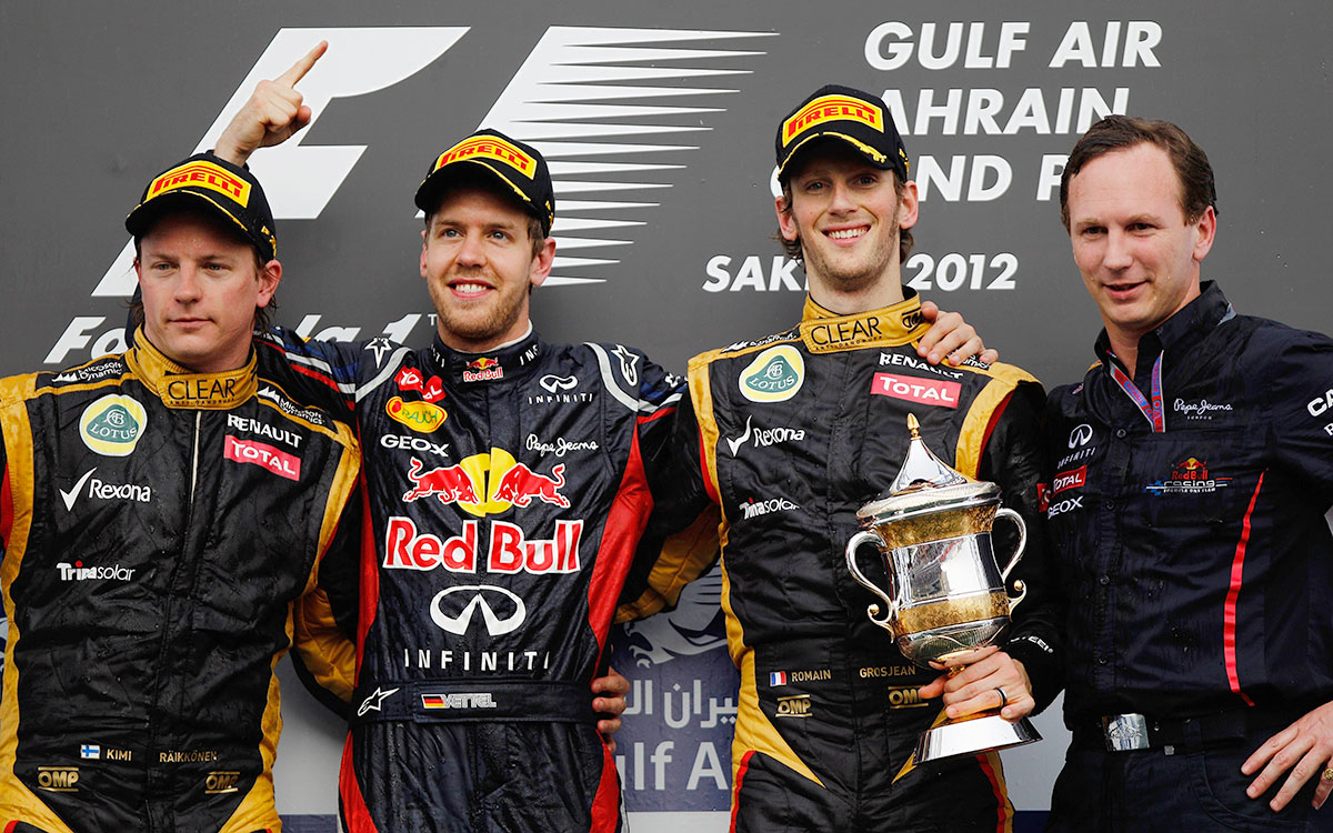 2位キミ・ライコネン（ロータス）、優勝したセバスチャン・ベッテル（レッドブル）、3位ロマン・グロージャン（ロータス）、クリスチャン・ホーナー代表、2012年4月22日F1バーレーンGPの表彰台にて