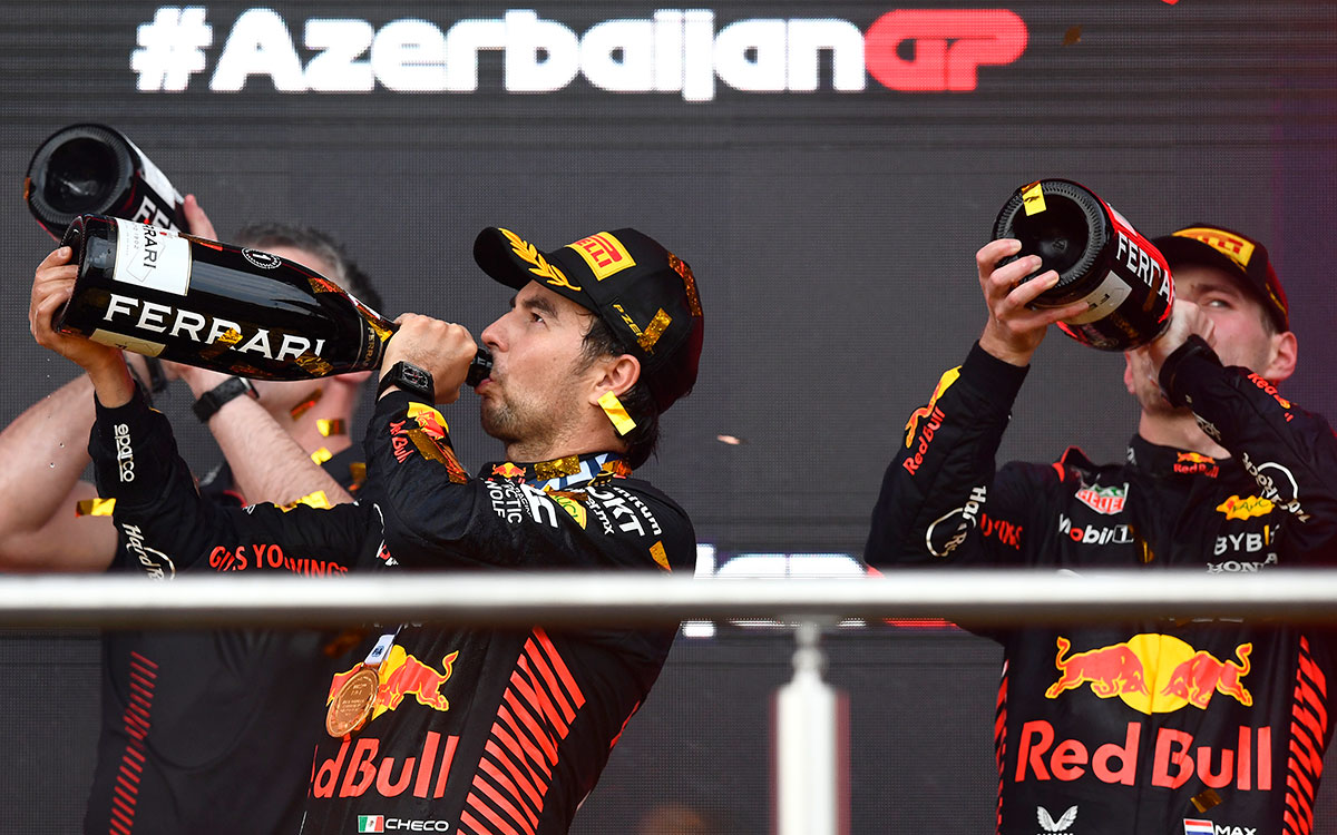 表彰台の上でシャンパンを飲むレッドブルのセルジオ・ペレスとマックス・フェルスタッペン、2023年4月30日F1アゼルバイジャンGP決勝レース