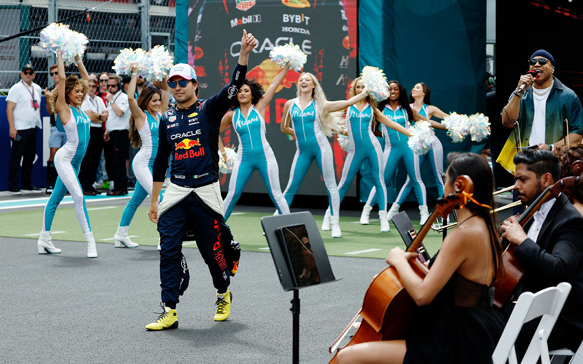 観客に手を振るセルジオ・ペレス（レッドブル）、2023年5月7日F1マイアミGP決勝前に行われたドライバー紹介にて