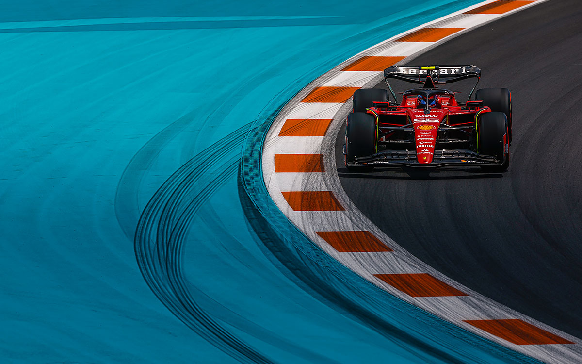 マイアミ・インターナショナル・オートドロームを周回するカルロス・サインツ（フェラーリ）、2023年5月6日F1マイアミGP