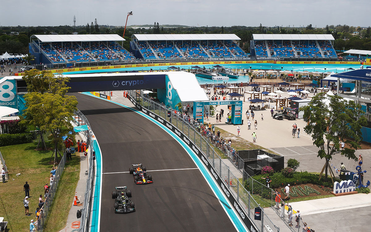 マイアミ・インターナショナル・オートドロームを周回するルイス・ハミルトン（メルセデス）とセルジオ・ペレス（レッドブル）、2023年5月6日F1マイアミGP