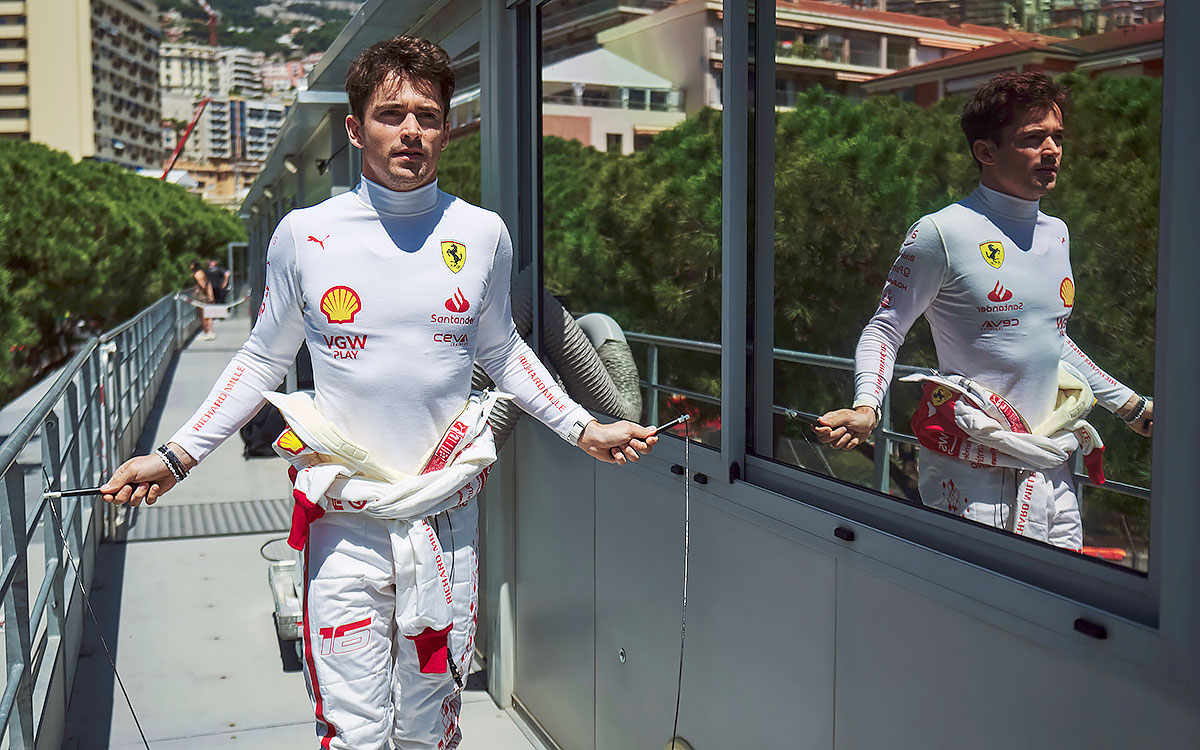 特別仕様の白いレーシングスーツを着用したシャルル・ルクレール（フェラーリ）、2023年5月26日F1モナコGP